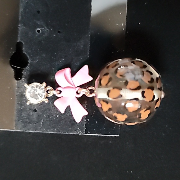 Vintage BETSEY JOHNSON Leaping Leopards Pink Bow & Lucite Leopard Ball Earrings. - Picture 5 of 6